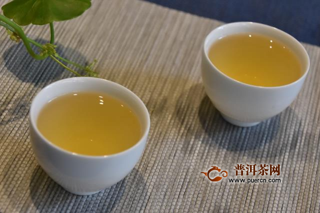 春夏两季,可以喝绿茶和乌龙茶,能起到清热解暑的作用
