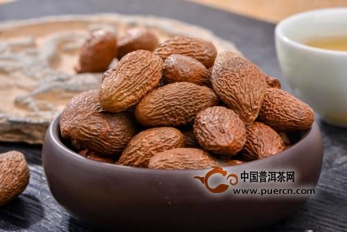 经常说话的人可以喝胖大海甘草茶来帮助保护嗓子