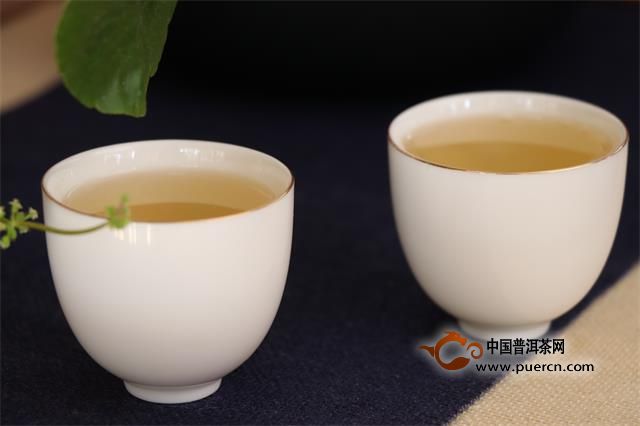 一杯养生茶,温暖身心,冬季寒凉,一杯热腾腾的茶,从手心到身心