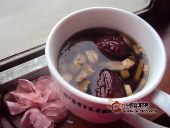 姜枣茶是冬日推荐的一道热饮,非常适合脾胃虚寒、怕冷的朋友们