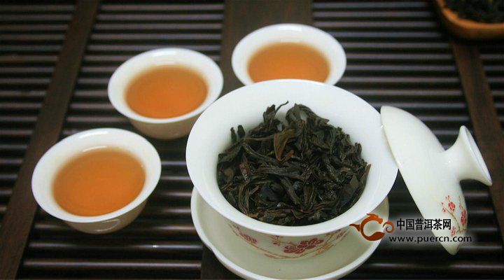 冬天喝茶还能预防疾病散风寒、温胃补阳。两者都有暖身作用,搭配在一起效果加倍