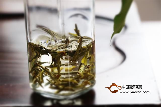 夏天喝热茶好,还是喝冷茶好?