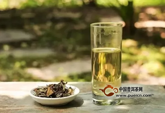 茶多酚的抗衰老效果比维生素E强18倍,可有效预防皱纹