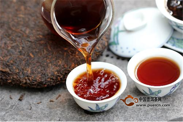 在“空腹不宜饮茶”和“喝早茶好处多”之间,广东人的“吃早茶”