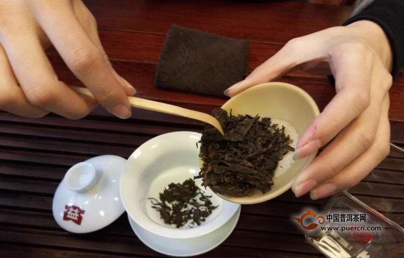 置茶时尽量避免用手抓茶及五指撮茶