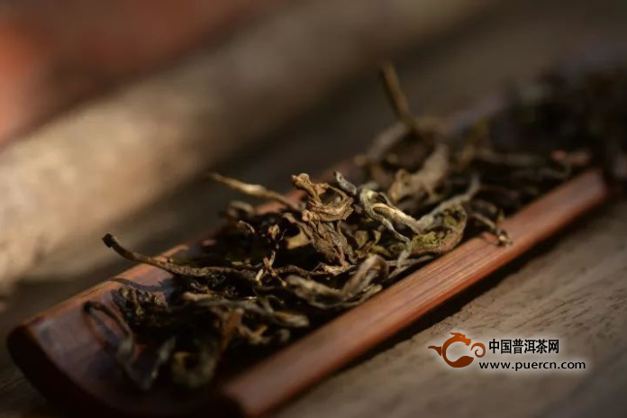 茶叶中的酸可与铁结合成不溶性的络合物,使体内得不到足够铁的来