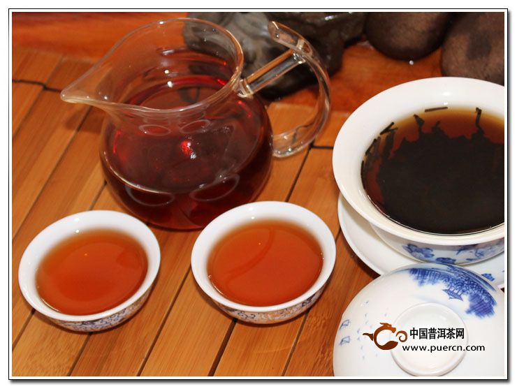 茶叶中的很多成分具有美容效果,每天喝茶四小杯能够美容