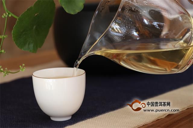 喝完浓茶或大量茶的人可能有过这样的体验