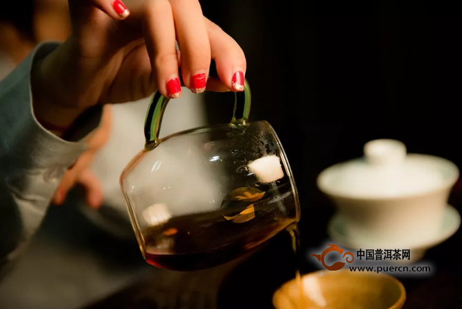 泡茶时间过久 喜欢喝浓茶的茶友喜欢用保温杯来泡茶