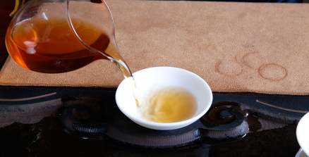 中医认为人的体质有燥热、虚寒之别,而茶叶经过不同的制作工艺也如此