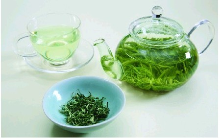 绿茶不仅可以拿来喝,还可以做成面膜,用来美容,修复晒伤肌肤